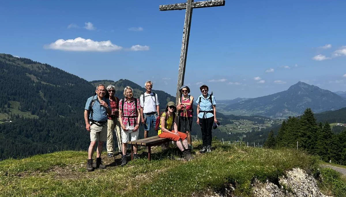 "Gipfelkreuz" bei der Mittelberg-Alpe mit Blick ins Illertal und zum Grünten | © DAV Augsburg Senioren