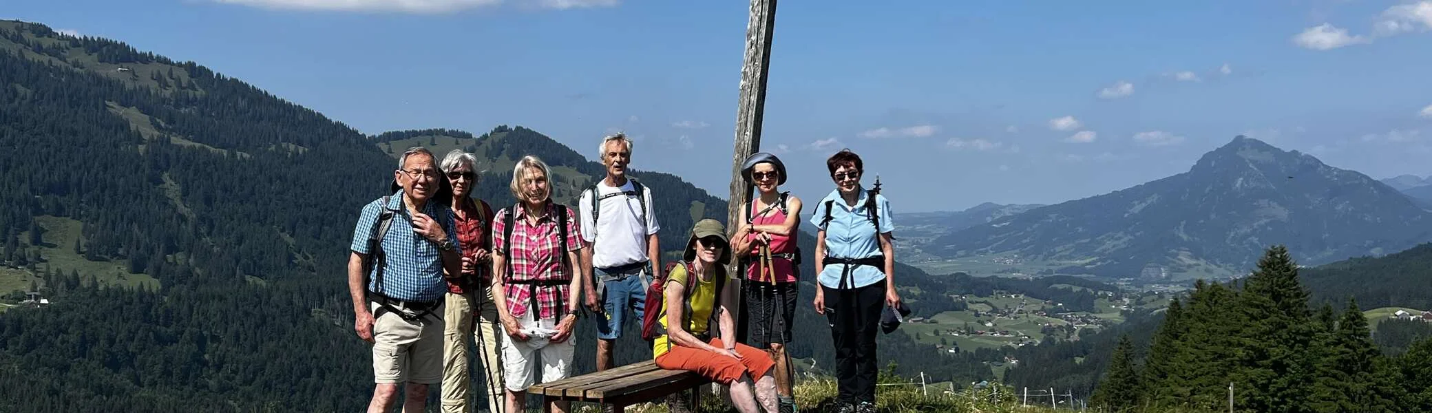 "Gipfelkreuz" bei der Mittelberg-Alpe mit Blick ins Illertal und zum Grünten | © DAV Augsburg Senioren