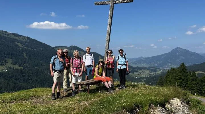 "Gipfelkreuz" bei der Mittelberg-Alpe mit Blick ins Illertal und zum Grünten | © DAV Augsburg Senioren