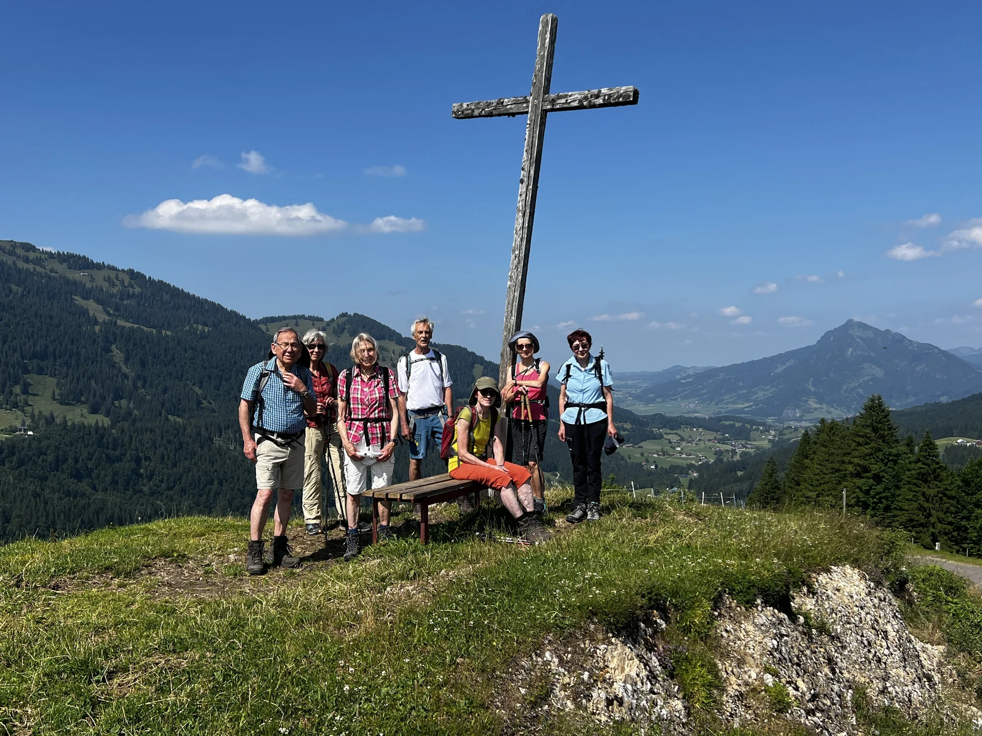 "Gipfelkreuz" bei der Mittelberg-Alpe mit Blick ins Illertal und zum Grünten | © DAV Augsburg Senioren