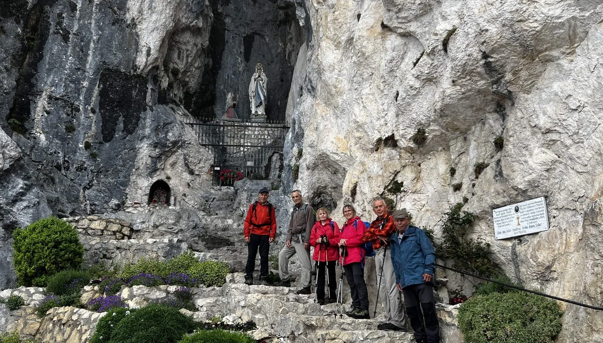 Aufstieg zum Falkenstein - kurze Rast an der Mariengrotte | © DAV Augsburg Senioren