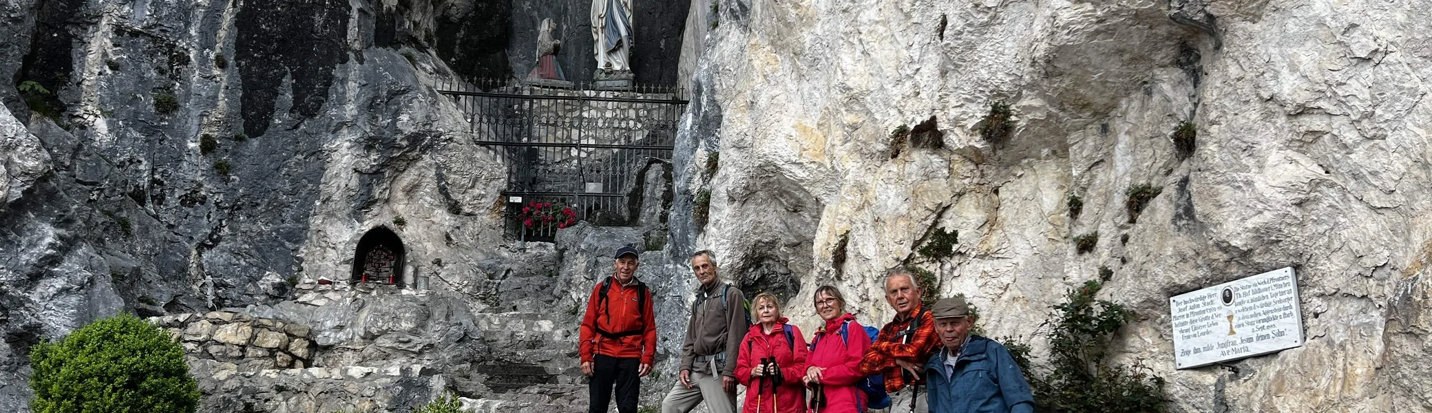 Aufstieg zum Falkenstein - kurze Rast an der Mariengrotte | © DAV Augsburg Senioren