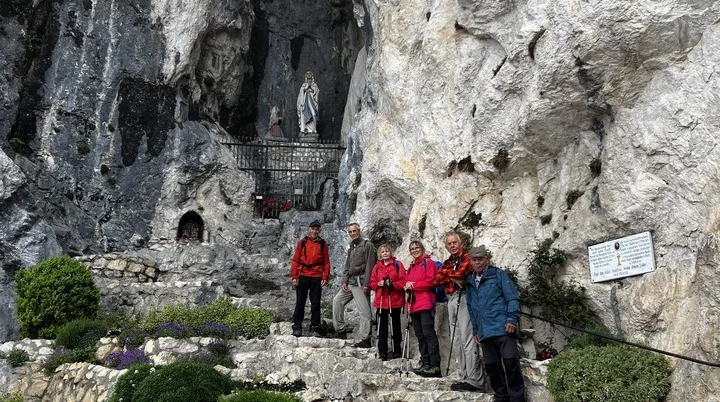 Aufstieg zum Falkenstein - kurze Rast an der Mariengrotte | © DAV Augsburg Senioren