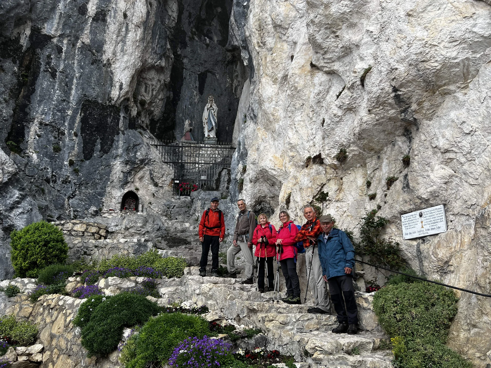 Aufstieg zum Falkenstein - kurze Rast an der Mariengrotte | © DAV Augsburg Senioren