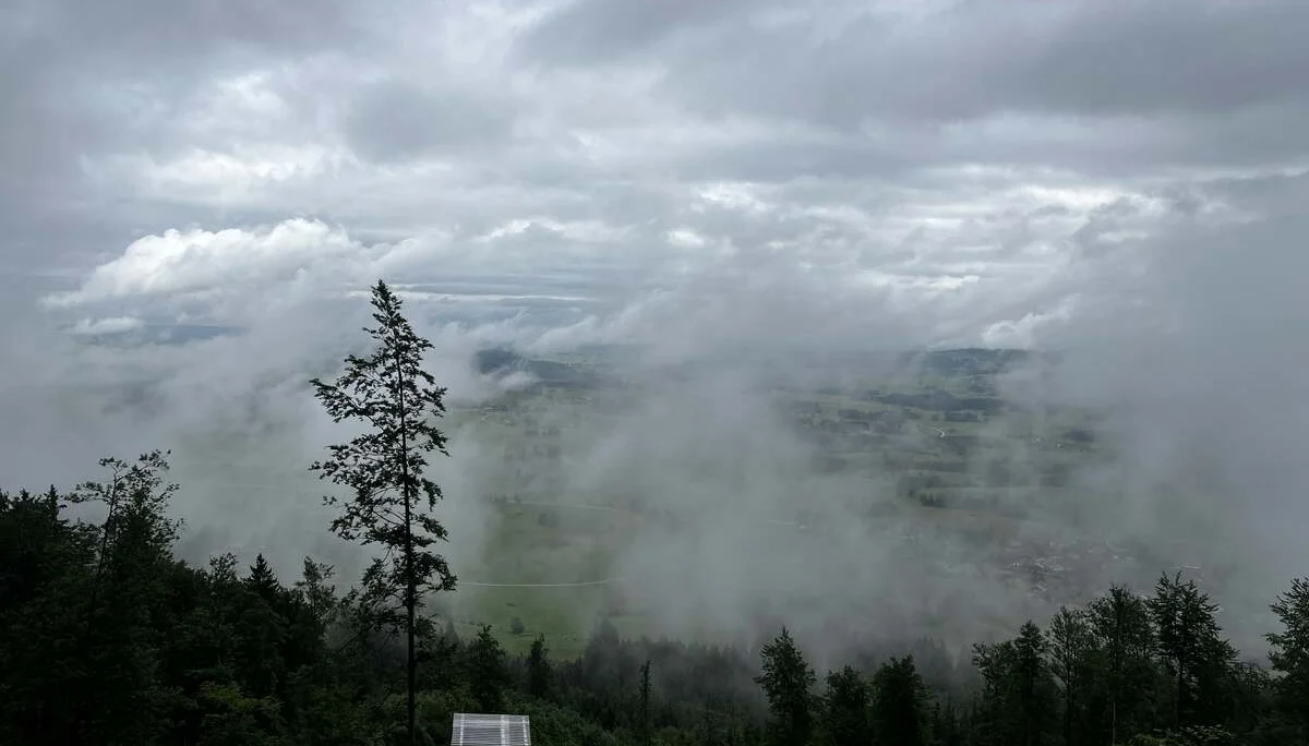 Aufstieg zum Zirmgrat - durch Wolkenlöcher zeigt sich das allgäuer Voralpenland | © DAV Augsburg Senioren