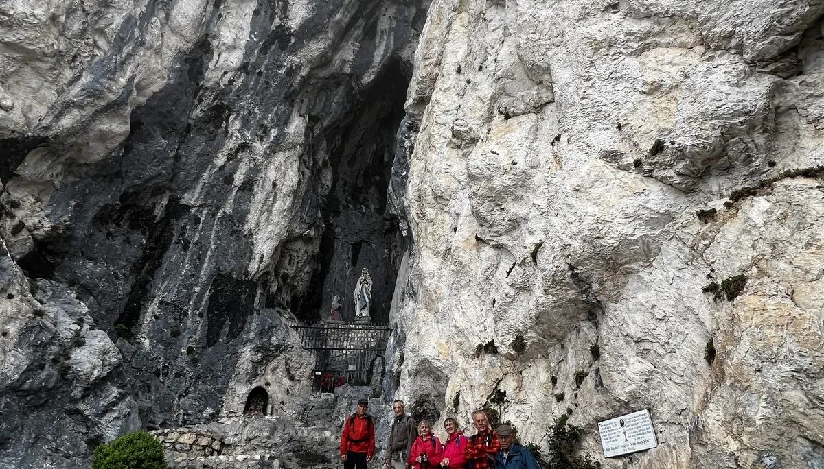 Aufstieg zum Falkenstein - kurze Rast an der Mariengrotte | © DAV Augsburg Senioren