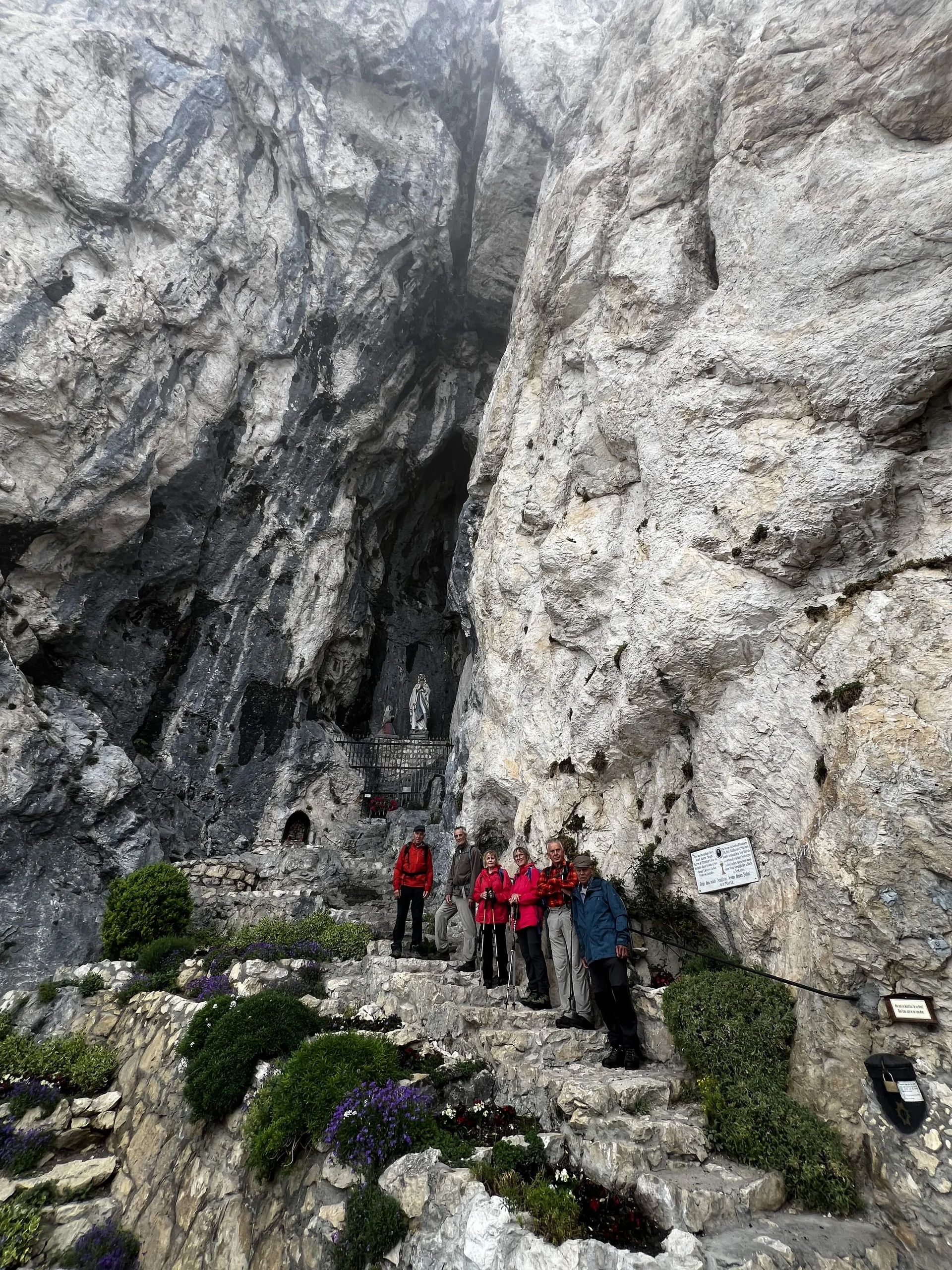 Aufstieg zum Falkenstein - kurze Rast an der Mariengrotte | © DAV Augsburg Senioren