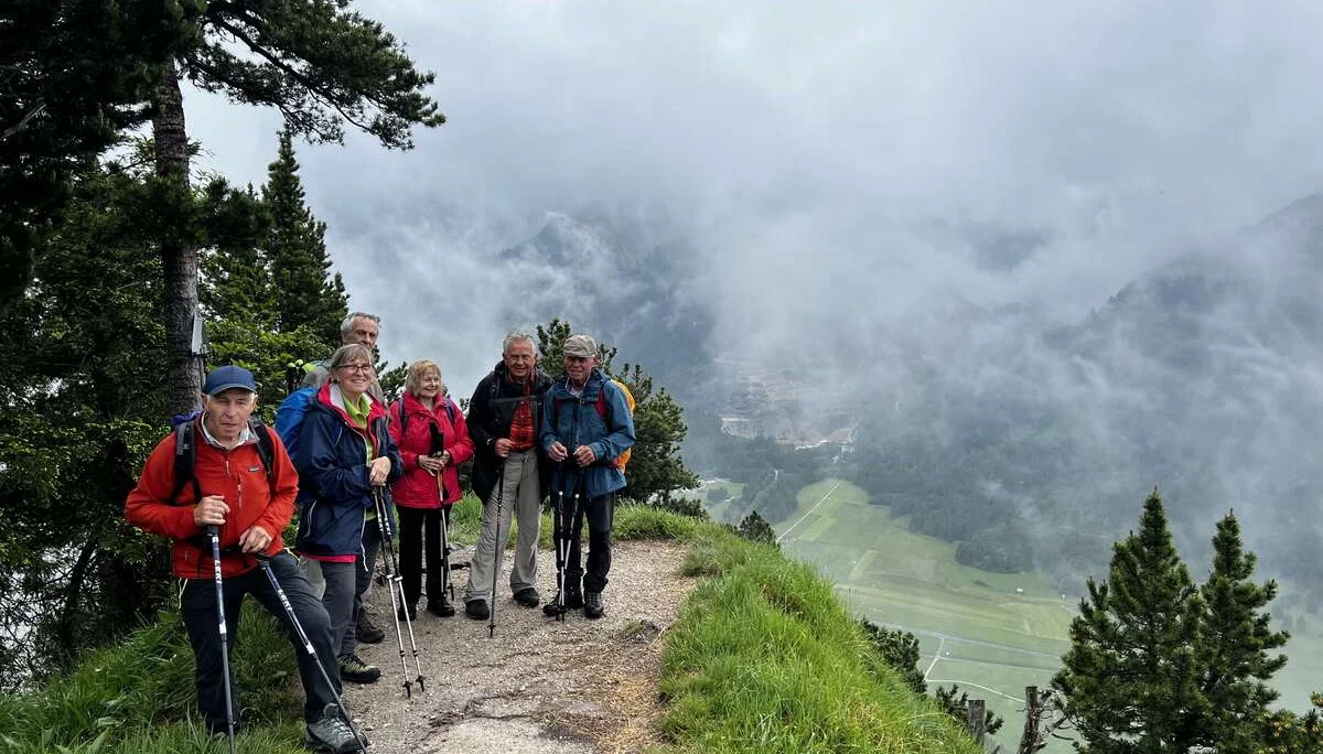 Auf dem Salober (1.293 m) - kurze Rast mit Blick ins Vilstal und auf den Vilser Kegel | © DAV Augsburg Senioren