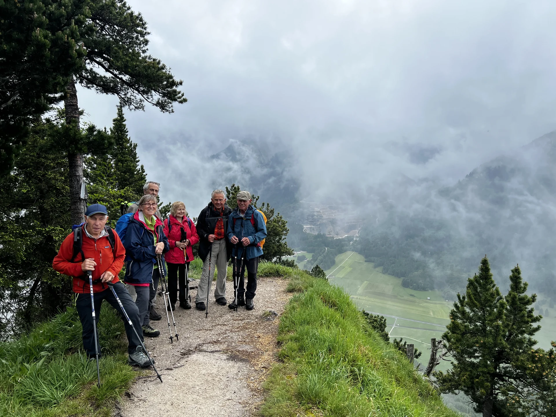 Auf dem Salober (1.293 m) - kurze Rast mit Blick ins Vilstal und auf den Vilser Kegel | © DAV Augsburg Senioren