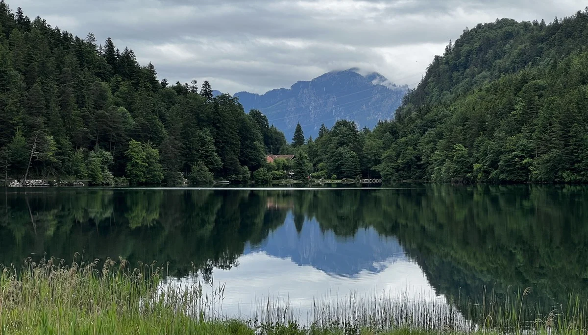 Am Alatsee - im Hintergrund der Branderschrofen (Ammergauer Alpen) | © DAV Augsburg Senioren