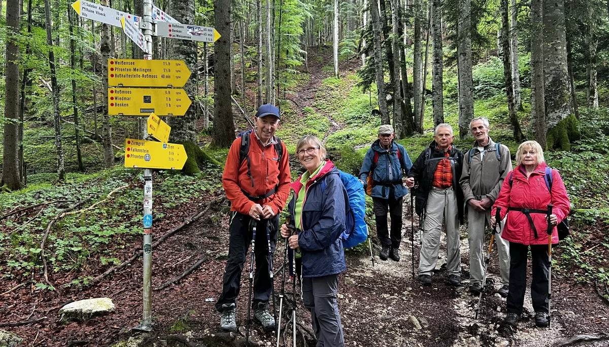 Nach dem Abstieg vom Zirmgrat - viele Wegweiser | © DAV Augsburg Senioren