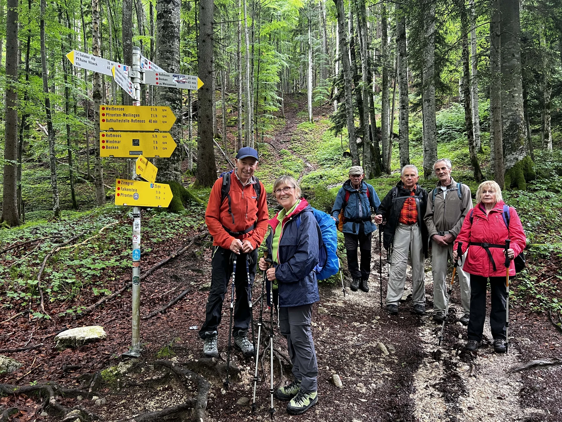 Nach dem Abstieg vom Zirmgrat - viele Wegweiser | © DAV Augsburg Senioren