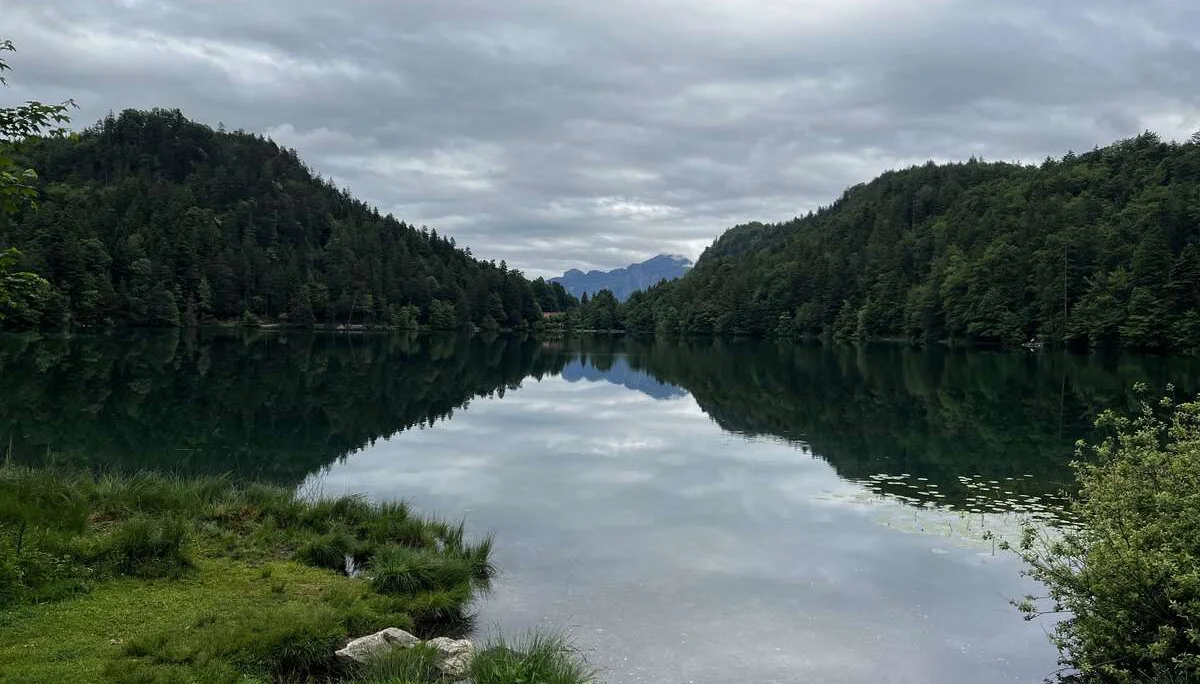 Am Alatsee - im Hintergrund der Branderschrofen (Ammergauer Alpen) | © DAV Augsburg Senioren