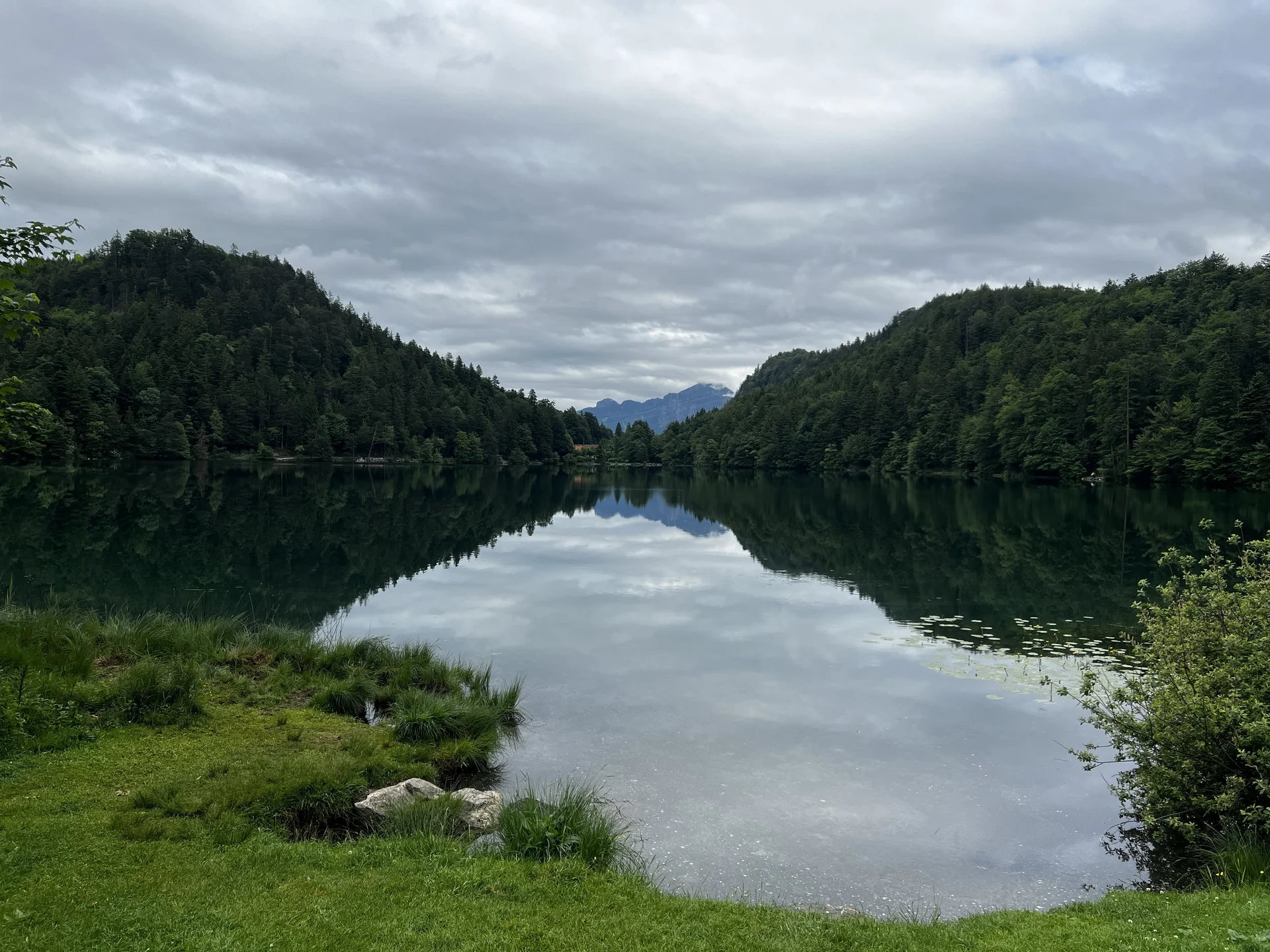 Am Alatsee - im Hintergrund der Branderschrofen (Ammergauer Alpen) | © DAV Augsburg Senioren