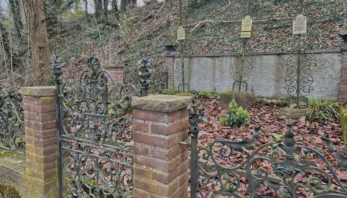 Grabanlage der früheren Gutsherren | © DAV Augsburg Senioren