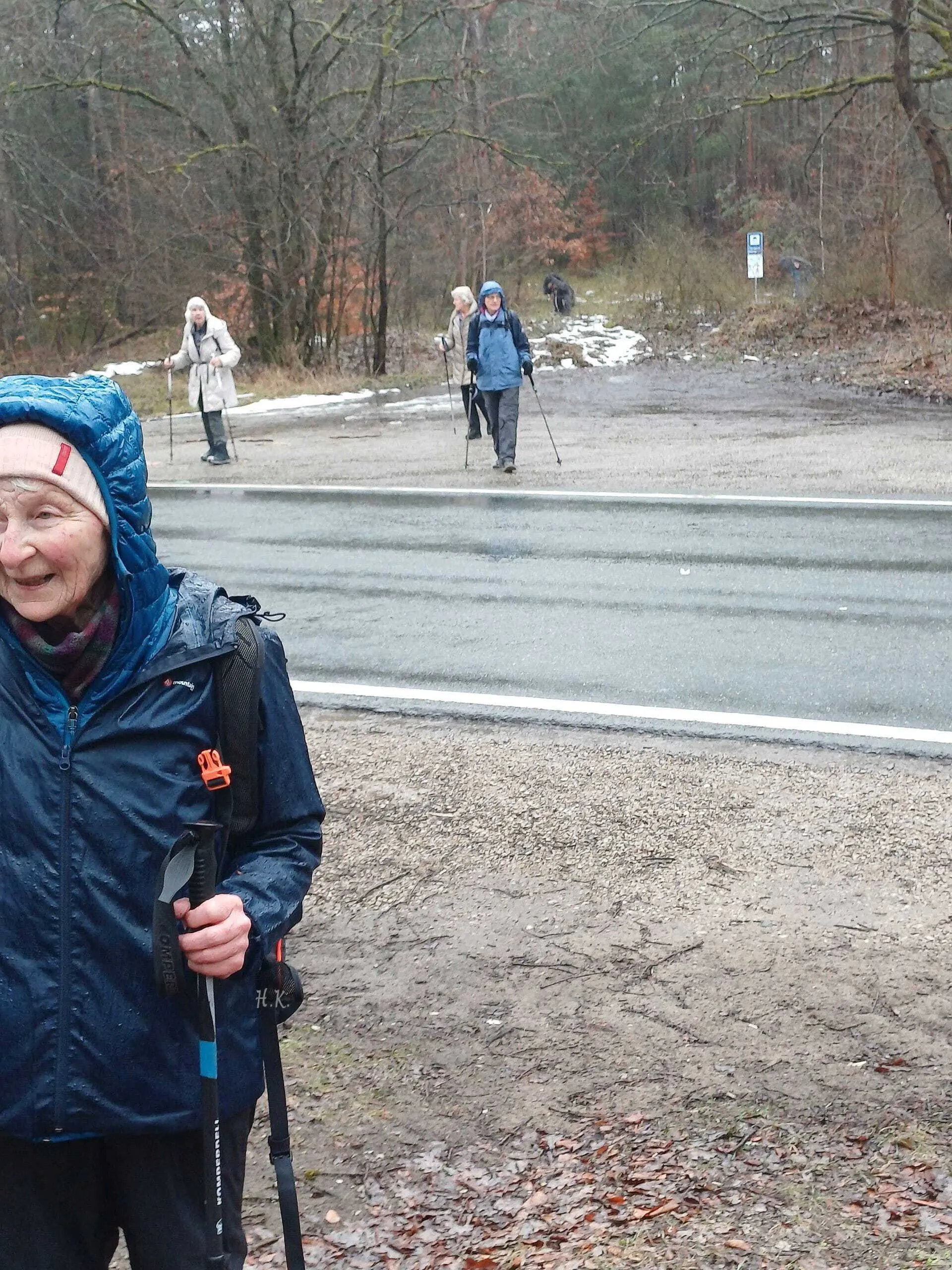 Querung der Straße Altdorf-Leinburg | © DAV Augsburg Senioren