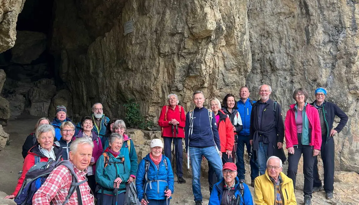 Gruppen B & C1 vor der Höhle Kleine Scheuer | © DAV Augsburg Senioren