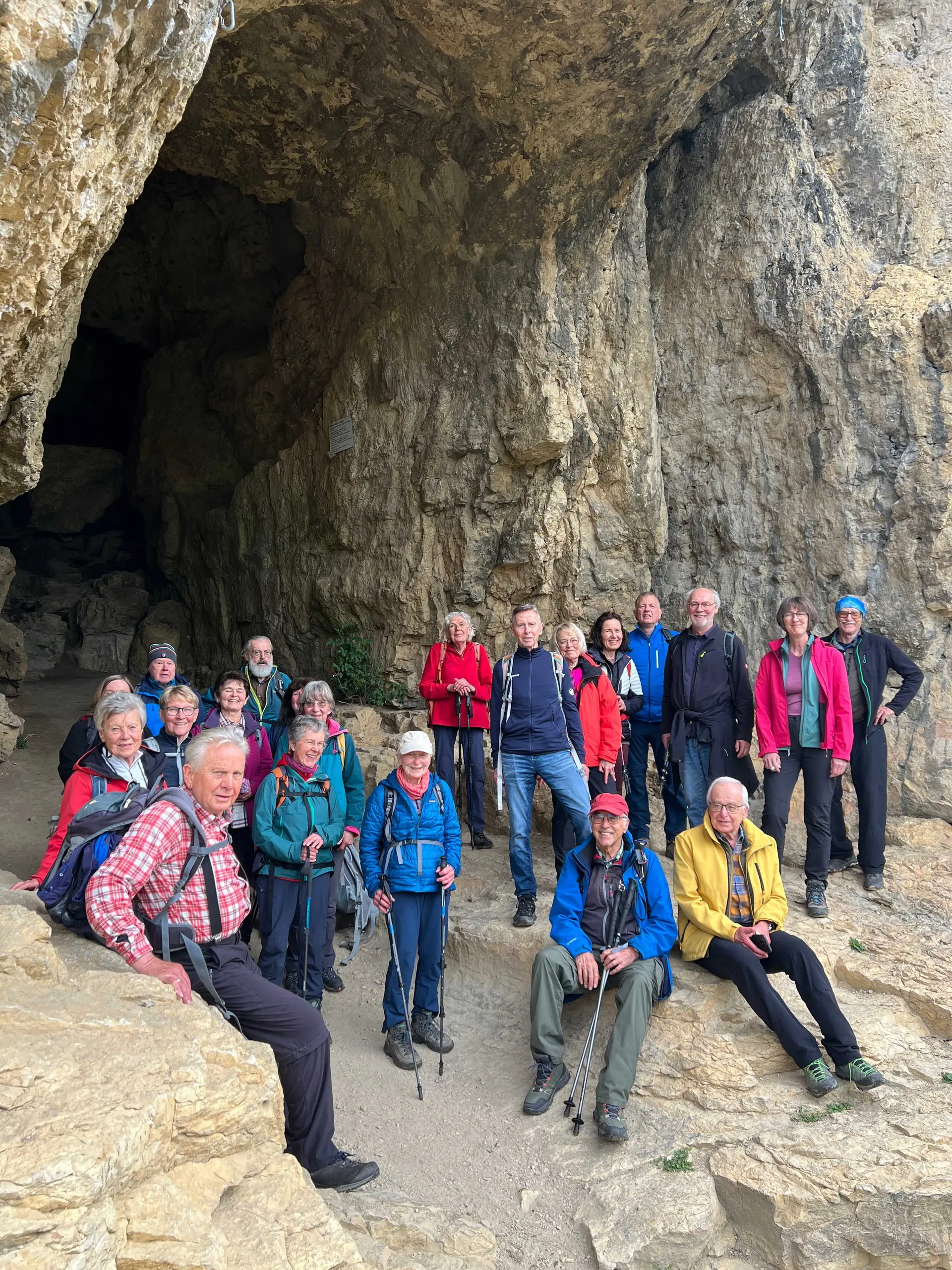 Gruppen B & C1 vor der Höhle Kleine Scheuer | © DAV Augsburg Senioren