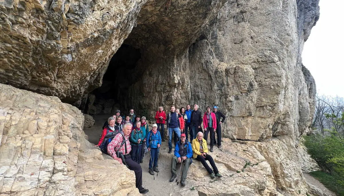 Gruppen B & C1 vor der Höhle Kleine Scheuer | © DAV Augsburg Senioren