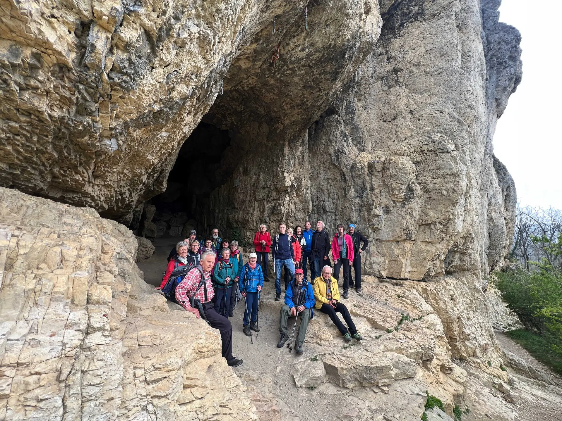 Gruppen B & C1 vor der Höhle Kleine Scheuer | © DAV Augsburg Senioren