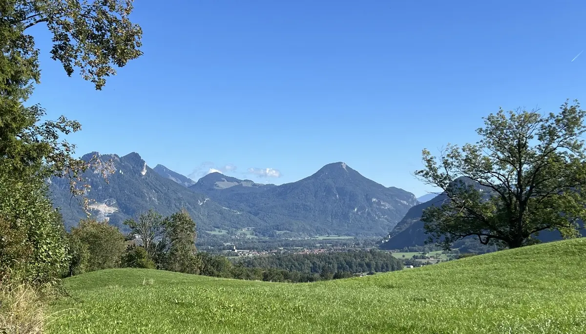Abstieg von der Rampoldplatte - bei Brannenburg, Blick v.l.n.r. auf Heuberg, Spitzstein, Kranzhorn, Burgruine Falkenstein bei Flintsbach, Großer Madron, und Petersbergkircherl | © DAV Augsburg Senioren