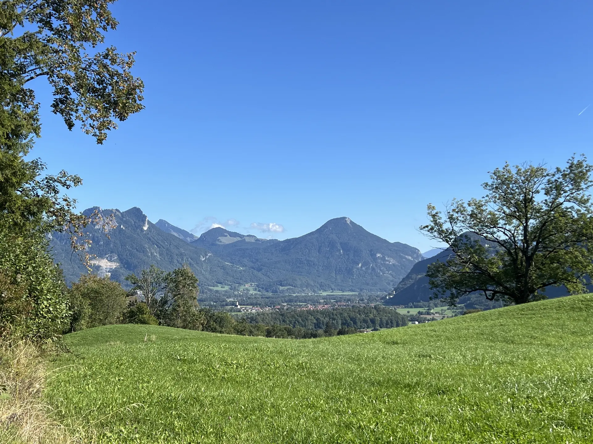 Abstieg von der Rampoldplatte - bei Brannenburg, Blick v.l.n.r. auf Heuberg, Spitzstein, Kranzhorn, Burgruine Falkenstein bei Flintsbach, Großer Madron, und Petersbergkircherl | © DAV Augsburg Senioren