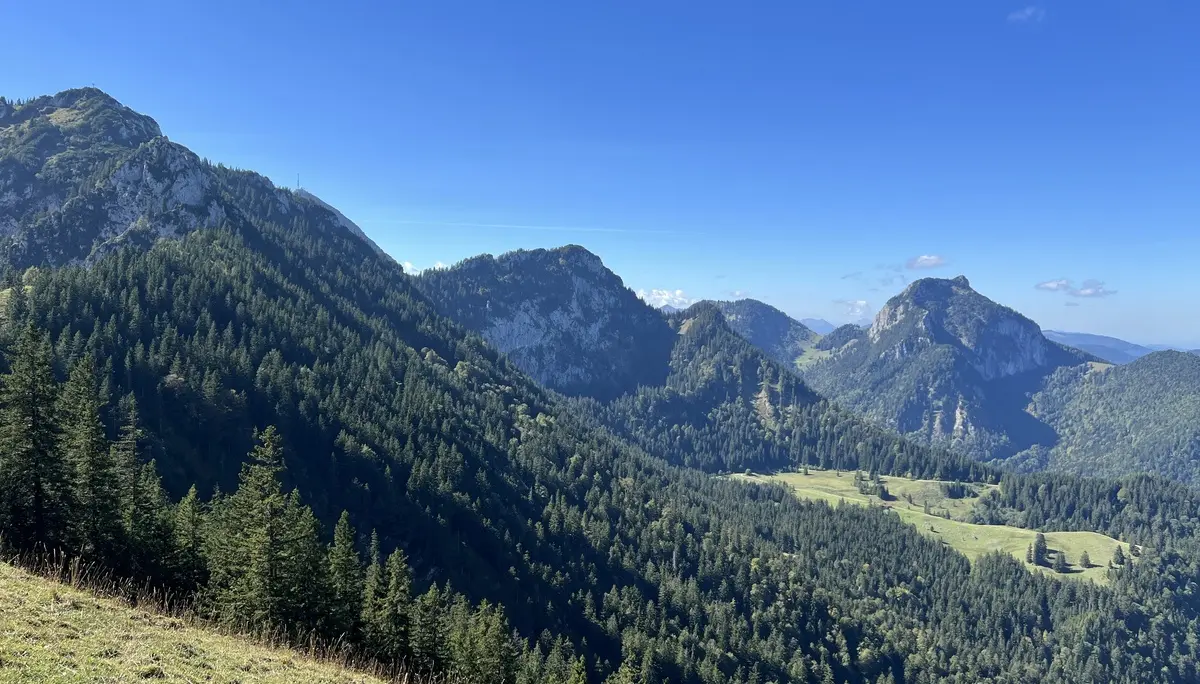 Blick von der Rampoldplatte nach Westen auf Hochsalwans, Wendelstein und Breitenstein | © DAV Augsburg Senioren