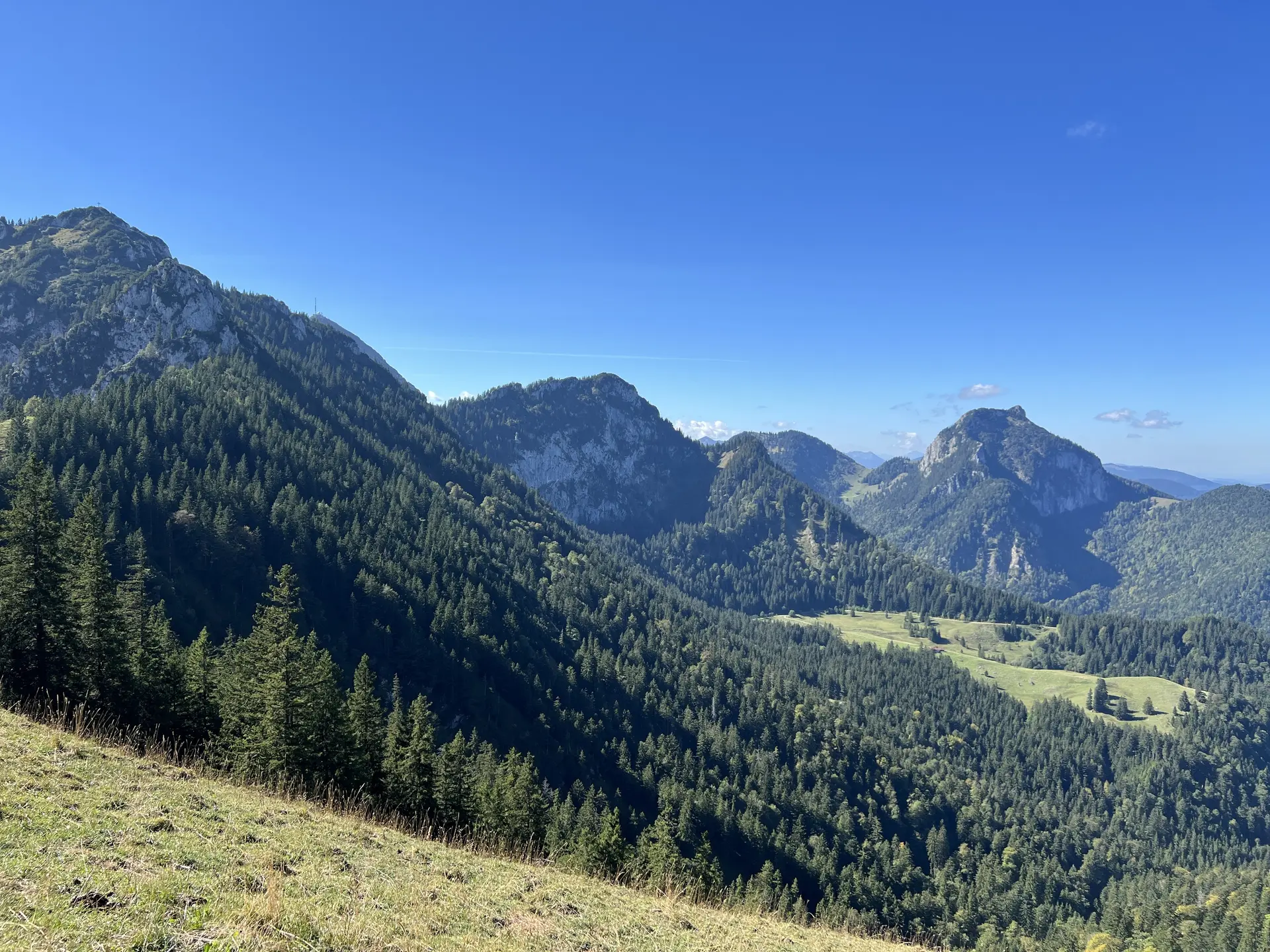 Blick von der Rampoldplatte nach Westen auf Hochsalwans, Wendelstein und Breitenstein | © DAV Augsburg Senioren