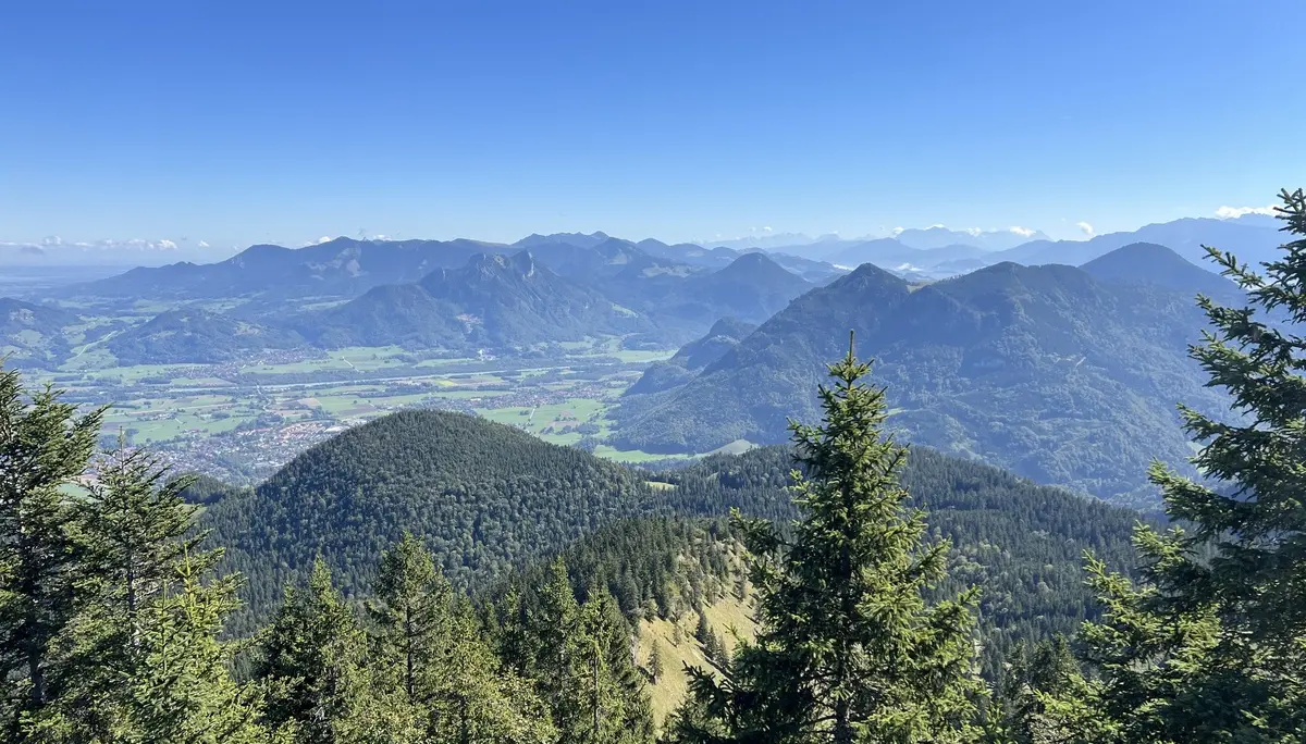 Am Gipfel der Rampoldplatte (1.422 m) - Blick nach Osten auf Brannenburg, das Inntal und den Riesenkopf; im Hintergrund v.l.n.r. die Chiemgauer Berge, Berchtesgadener Alpen, Loferer und Leoganger Steinberge und das Kaisergebirge | © DAV Augsburg Senioren