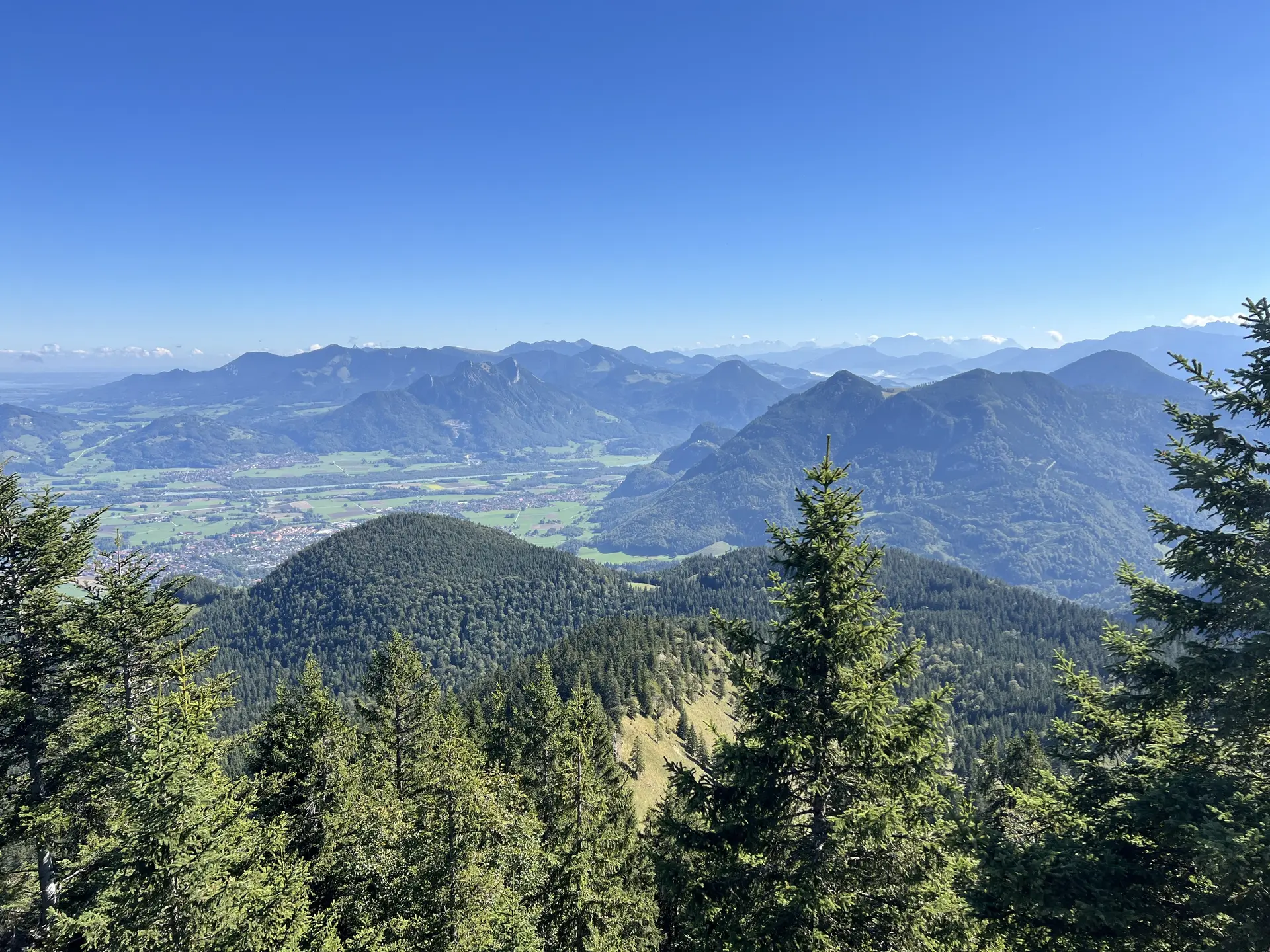 Am Gipfel der Rampoldplatte (1.422 m) - Blick nach Osten auf Brannenburg, das Inntal und den Riesenkopf; im Hintergrund v.l.n.r. die Chiemgauer Berge, Berchtesgadener Alpen, Loferer und Leoganger Steinberge und das Kaisergebirge | © DAV Augsburg Senioren