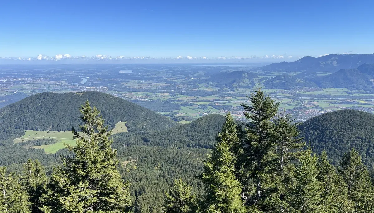 Am Gipfel der Rampoldplatte (1.422 m) - Blick nach Nordosten auf den Inn, den Simssee, das Inntal, den Chiemsee und die Chiemgauer Berge mit Kampenwand | © DAV Augsburg Senioren