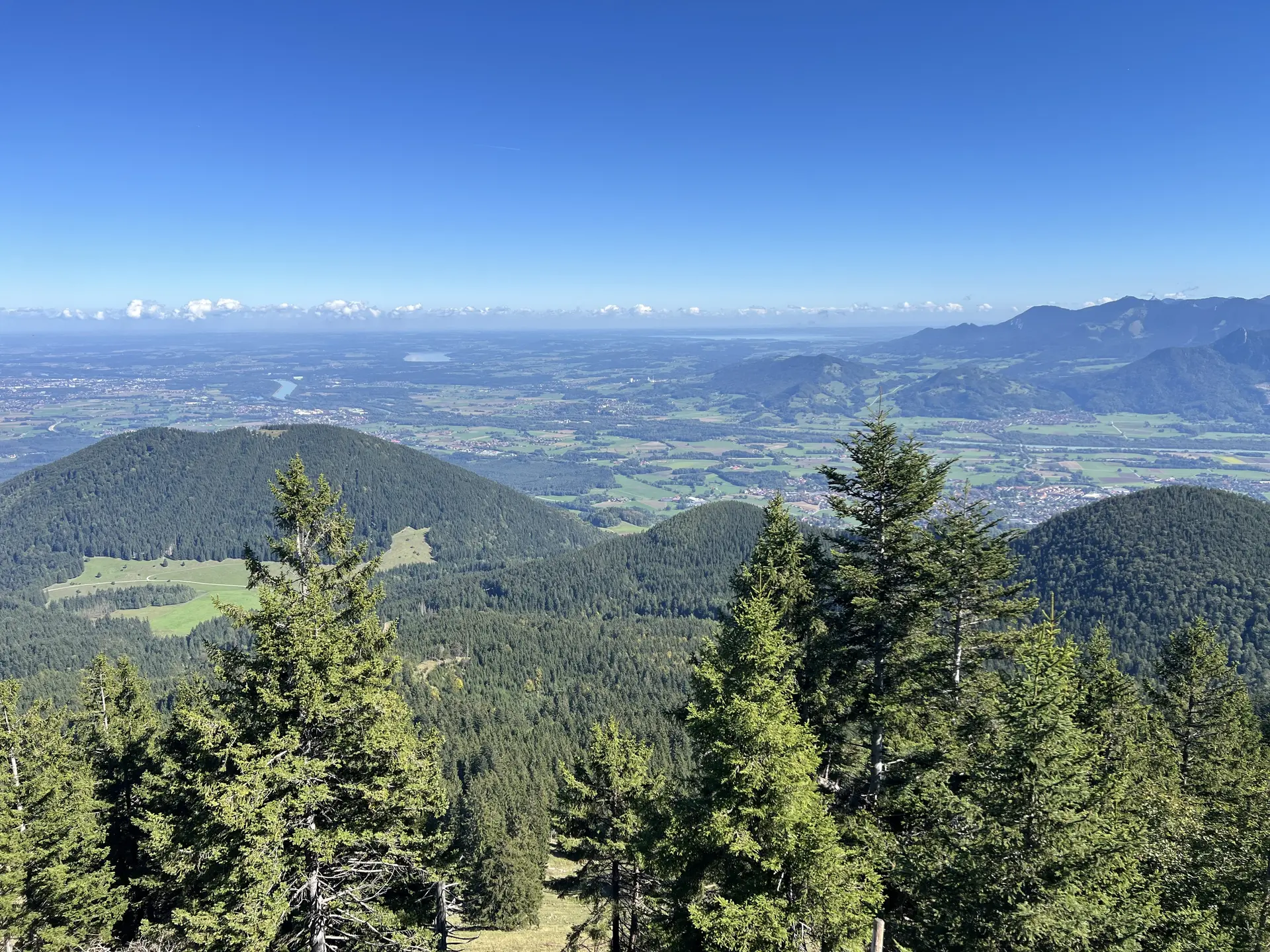 Am Gipfel der Rampoldplatte (1.422 m) - Blick nach Nordosten auf den Inn, den Simssee, das Inntal, den Chiemsee und die Chiemgauer Berge mit Kampenwand | © DAV Augsburg Senioren