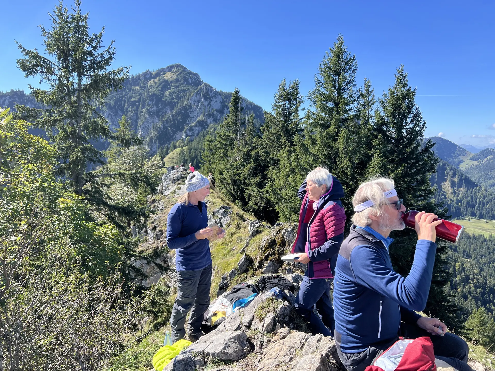 Am Gipfel der Rampoldplatte (1.422 m) - Blick zur Hochsalwand | © DAV Augsburg Senioren