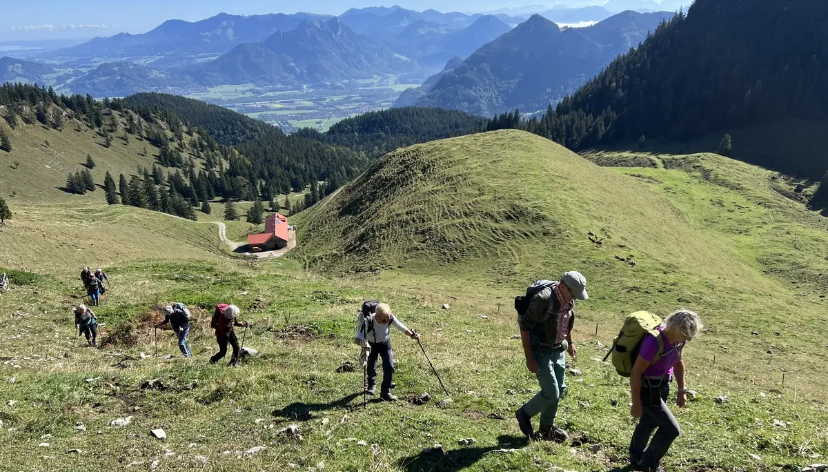 Am Gipfelhang der Rampoldplatte auf Lechneralm; im Hintergrund v.l.n.r. Chiemsee, Chiemgauer Berge, das Inntal und der Riesenkopf | © DAV Augsburg Senioren