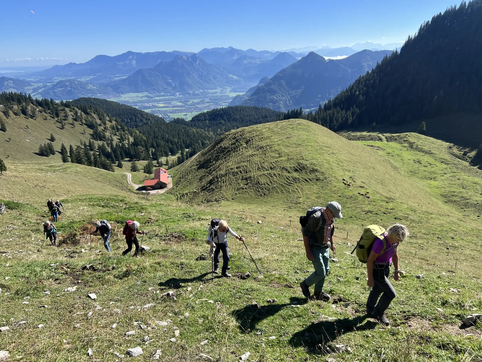 Am Gipfelhang der Rampoldplatte auf Lechneralm; im Hintergrund v.l.n.r. Chiemsee, Chiemgauer Berge, das Inntal und der Riesenkopf | © DAV Augsburg Senioren