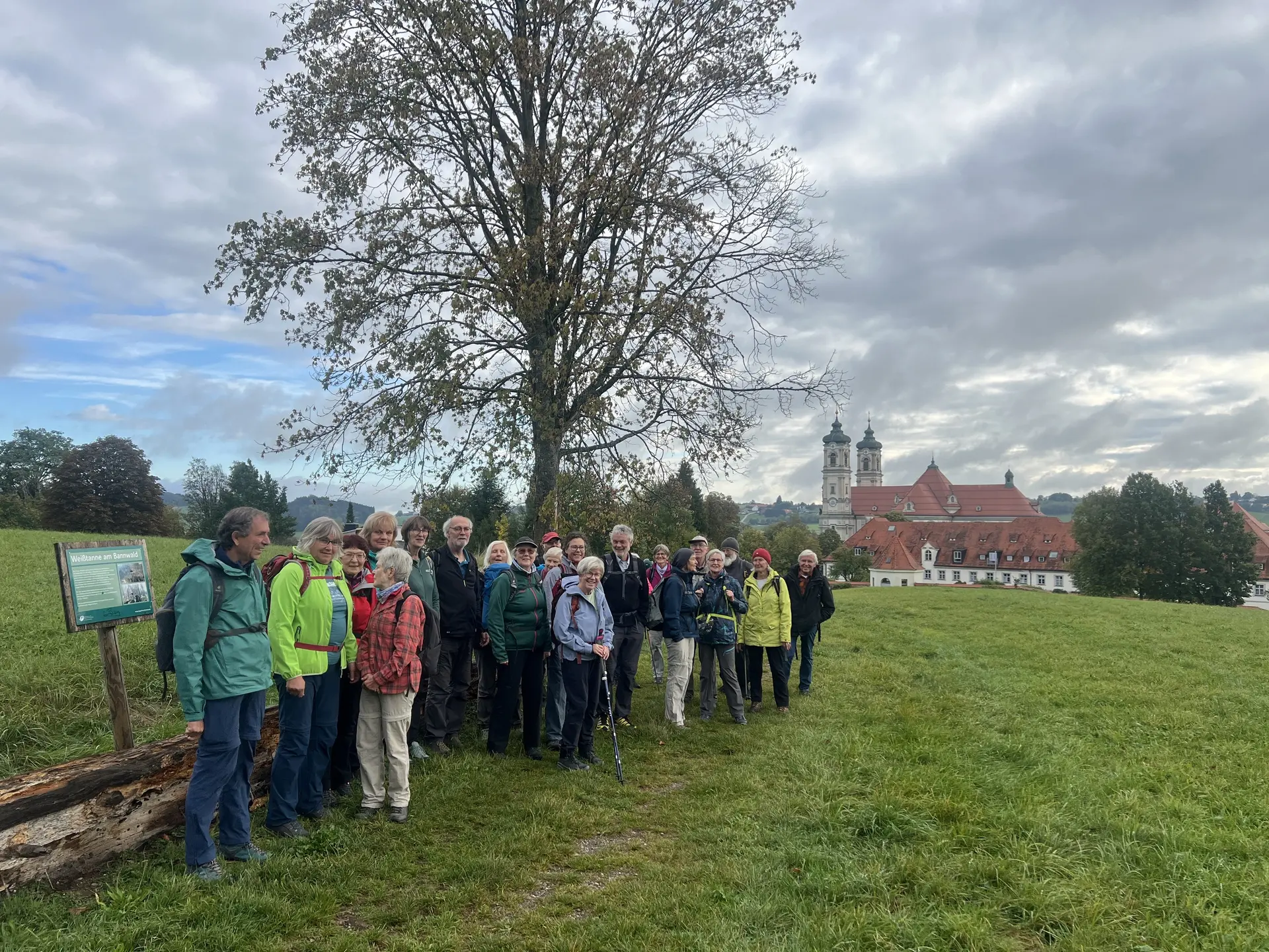 Gruppenbild mit der Barock-Basilika in Ottobeuren  | © DAV Augsburg Senioren