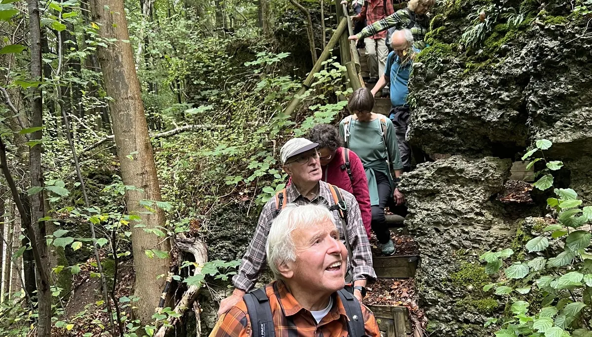 Staunend vor den Geologischen Orgeln | © DAV Augsburg Senioren
