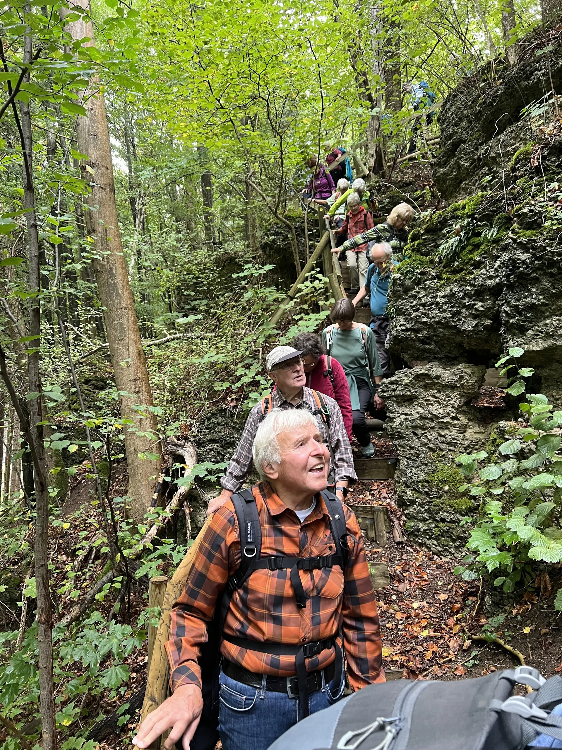 Staunend vor den Geologischen Orgeln | © DAV Augsburg Senioren