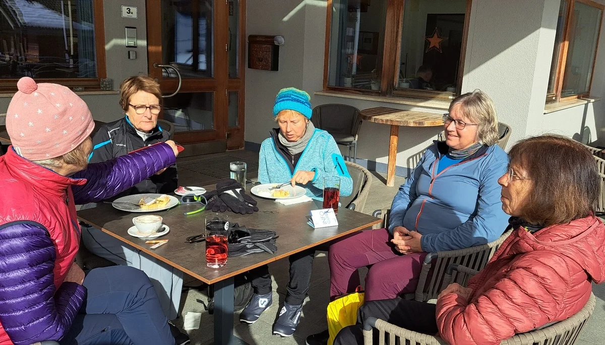 Pausengenuß im Hotel Tirol direkt an der Loipe | © privat