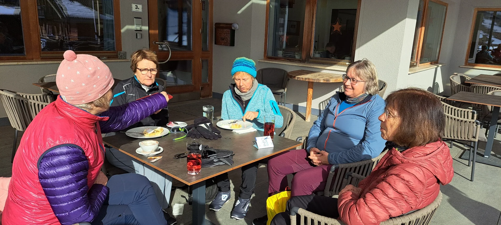 Pausengenuß im Hotel Tirol direkt an der Loipe | © privat