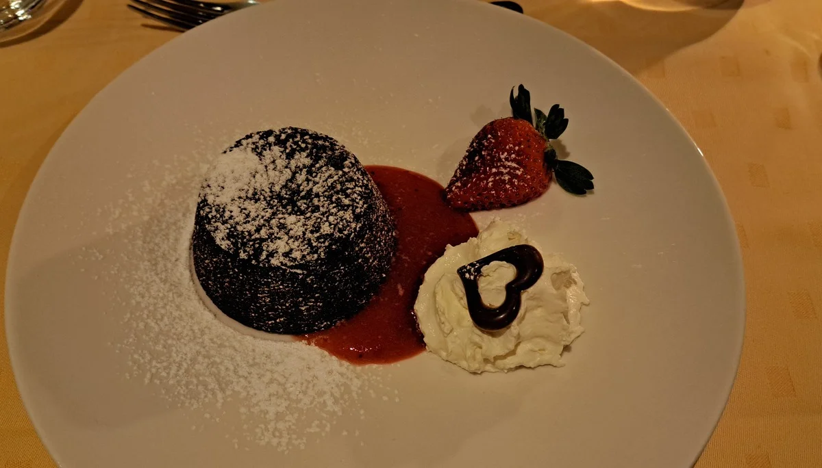 Schokotörtchen und Erdbeer-Coulis | © privat