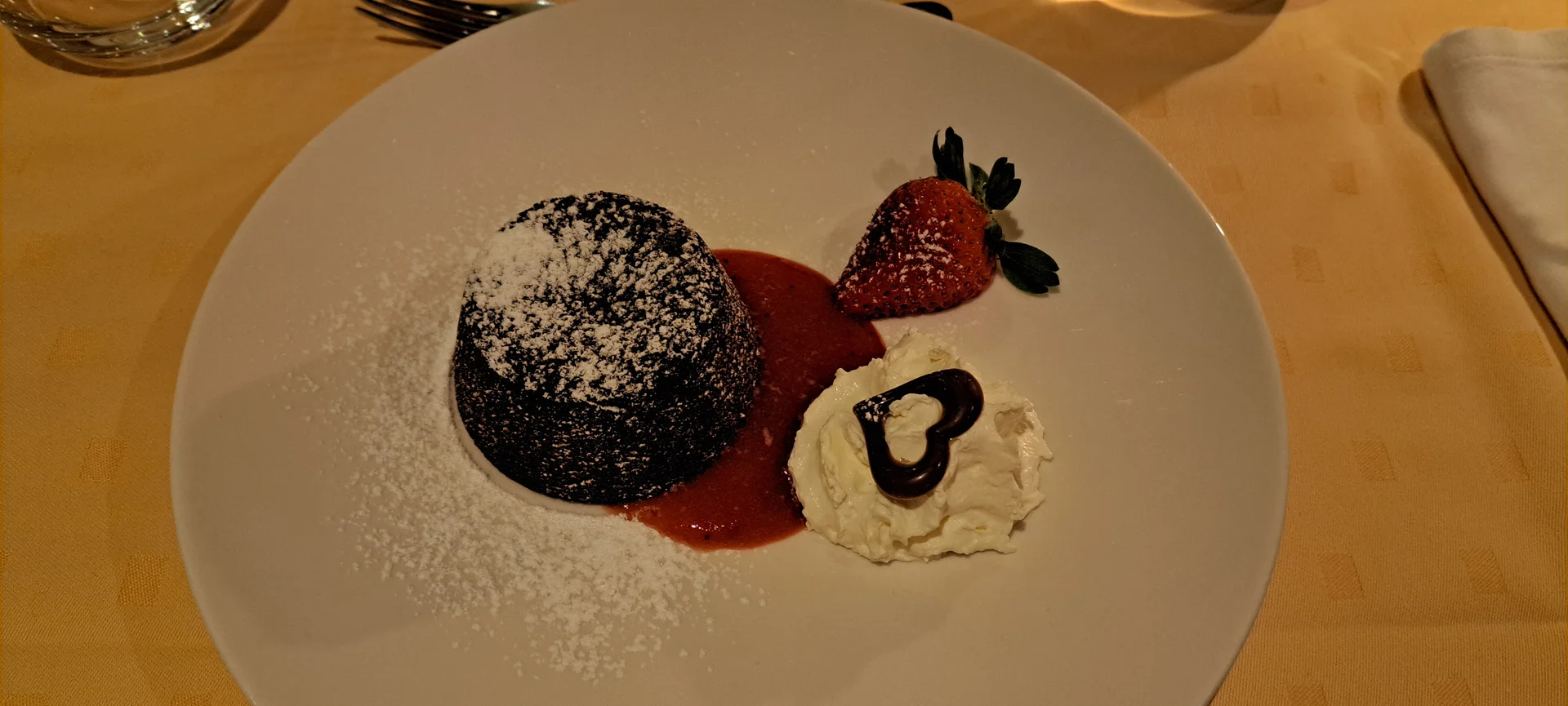 Schokotörtchen und Erdbeer-Coulis | © privat