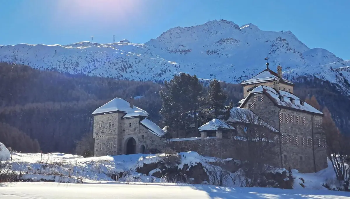 Schloss Craap da Sass vor der Kulisse des Corvatsch | © CarolaA 