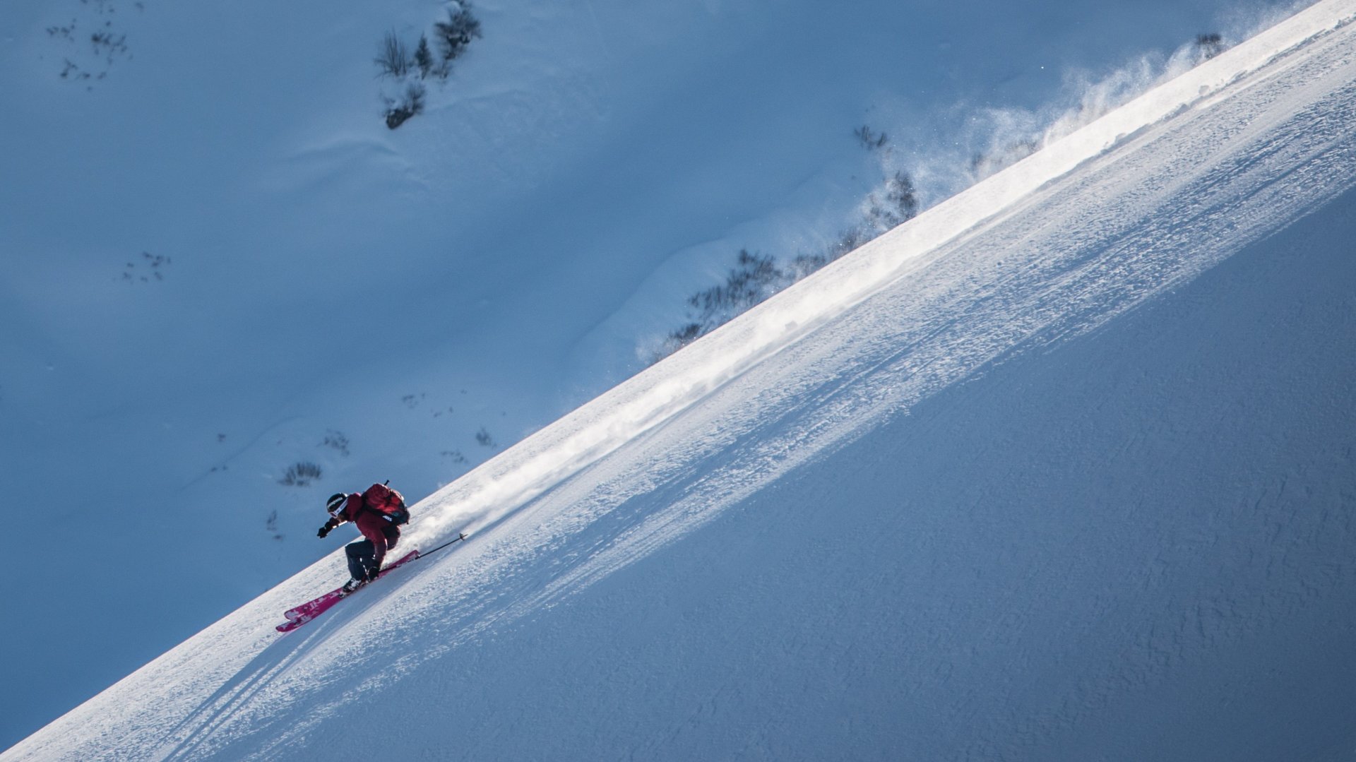 Mann fährt im Winter im Linksschwung eine steile Skiabfahrt hinunter | © DAV/Daniel Hug