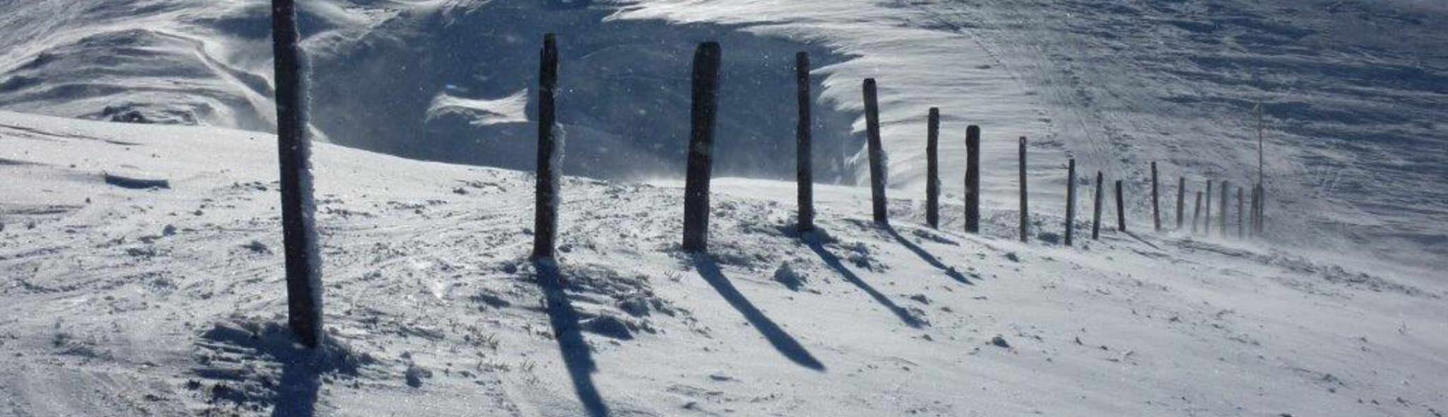 Verschneite Skipiste bei Sonnenschein | © Hartmut Seelus