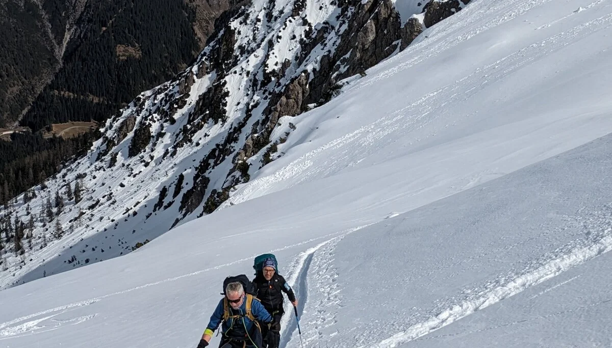 Aufstieg im Neuschnee | © privat