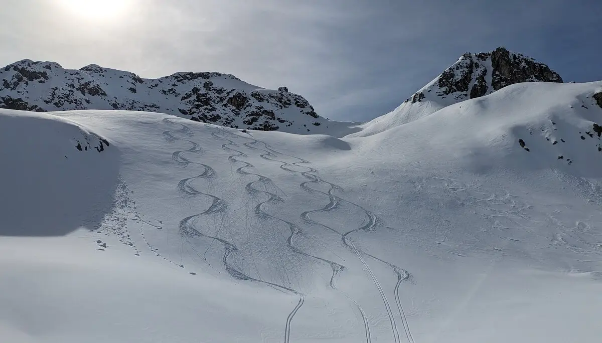 herrliche Abfahrt im Neuschnee - kommt selten vor | © privat