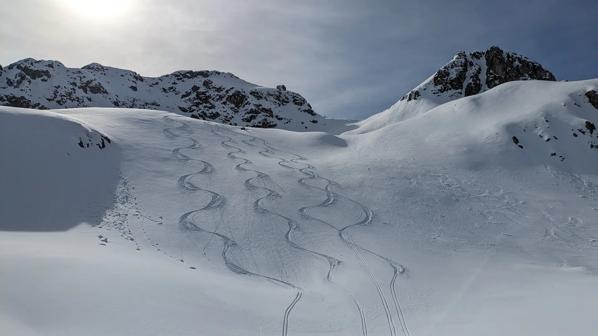 herrliche Abfahrt im Neuschnee - kommt selten vor | © privat