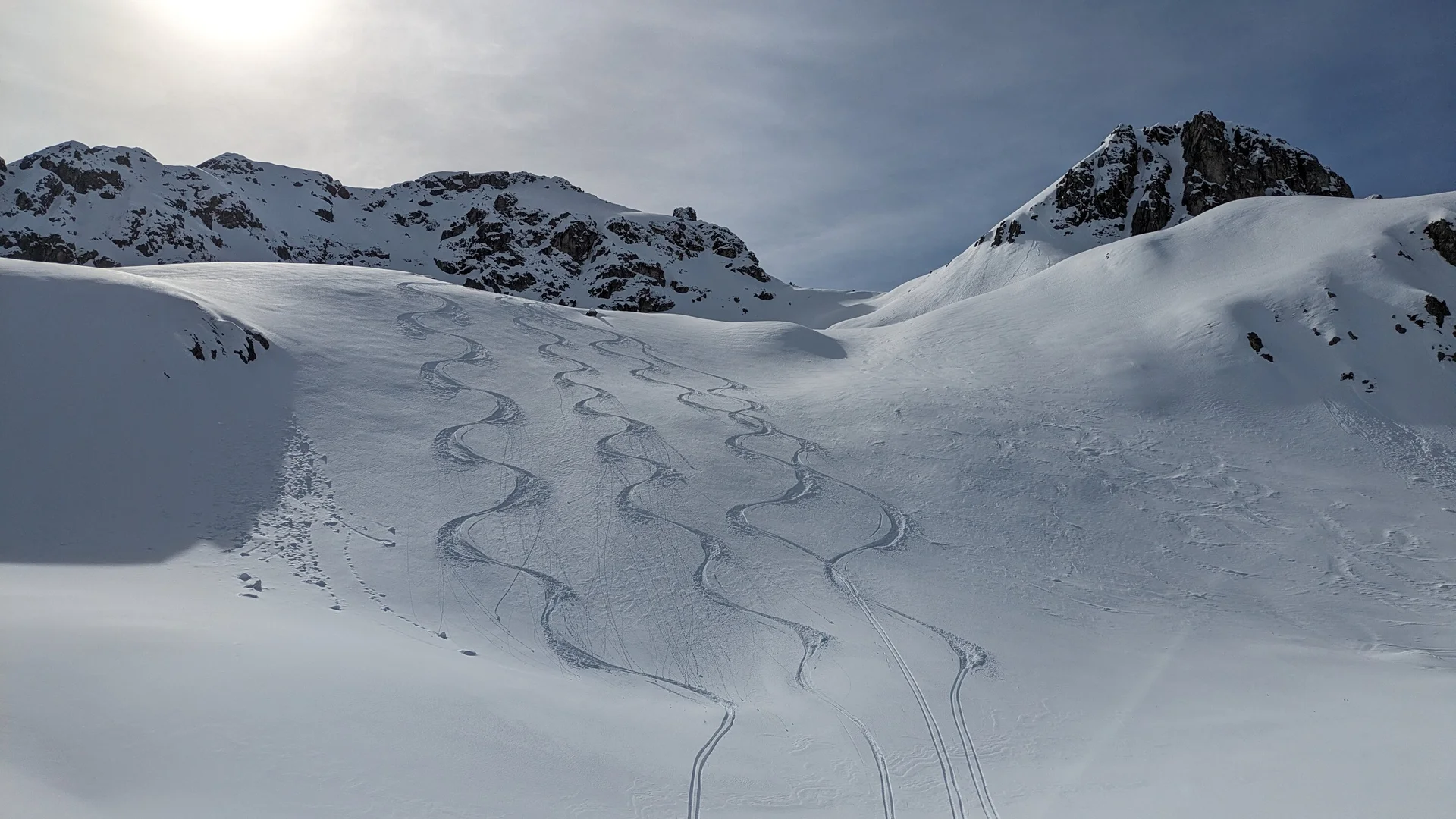 herrliche Abfahrt im Neuschnee - kommt selten vor | © privat