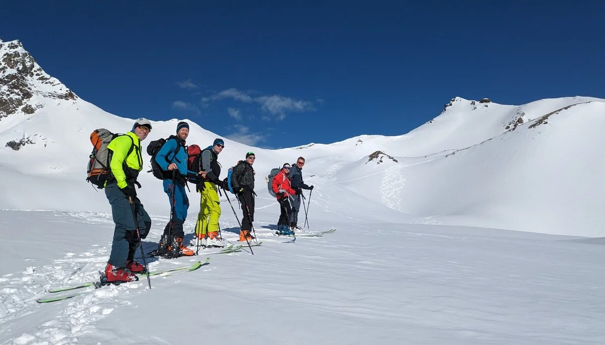 Gruppenbild mit unserem Gipfelziel Piz Larein | © privat